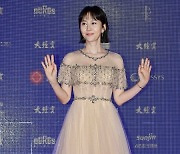 [TEN 포토] 염정아 '돋보이는 누드톤 드레스'