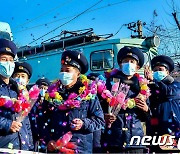 연간 수송계획 완수한 북한 서평양기관차대 기관사들