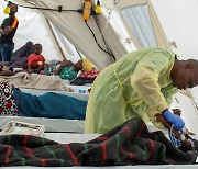 국경없는 의사회 콜레라 치료 센터에서 치료받는 콩고 소년