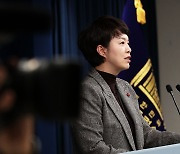 화물연대 총파업 철회 관련 브리핑하는 김은혜 홍보수석