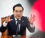 예산안 협상 관련 내용 밝히는 박홍근 민주당 원내대표