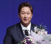40세 이대호, 골든글러브 최고령 수상…이승엽 기록 깼다