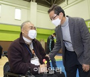 [포토] 장애인 다트대회 격려하는 최호권 영등포구청장