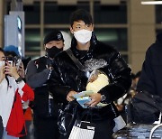 황희찬, 울버햄튼 전지훈련 캠프로 출국