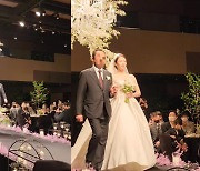 황재균♥지연, 결혼식 사진 공개... 눈부신 비주얼 부부