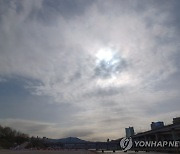 전국 구름 많음…충청 남부·전라·경북 오후에 비 또는 눈