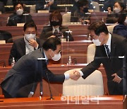 [포토]의원총회, '악수하는 이재명-박홍근'