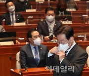 [포토]민주당 의원총회, '발언대로 향하는 이재명'
