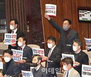 [포토]이상민 행안부 장관 해임안 처리, '피켓들고 항의하는 정진석'
