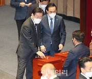 [포토]이상민 행안부 장관 해임안 본회의 통과, '투표하는 이재명-박홍근'