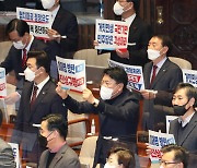 [포토]이상민 행안부 장관 해임안 본회의 통과, '항의하는 장제원'