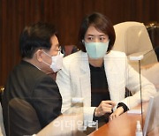 [포토]국회 본회의, '대화하는 이재명-고민정'