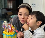 채림, 6살 子와 촛불 부는 모습도 '붕어빵' 母子...함께하는 생일파티 "사랑하는 아들"