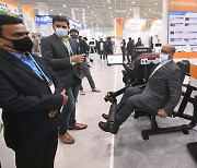소프트웨이브 2022 역대 최대 규모로 마무리 - 전시 부스 둘러보는 인도 바이어들