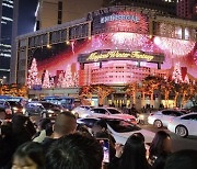 경광봉 번쩍 "안됩니다!"…성탄절 트리 앞이 삼엄해진 이유