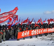 북한 청년층, 한겨울에도 백두산 올라 ‘애국신념’ 사상교육