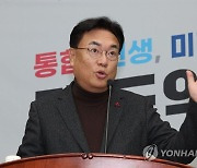 발언하는 정진석 비상대책위원장