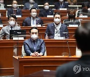 이재명 대표 발언 듣는 박홍근 원내대표와 의원들