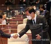악수하는 이재명 대표와 박홍근 원내대표