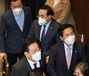 해임건의안 투표 위해 줄 선 이재명 대표와 박홍근 원내대표