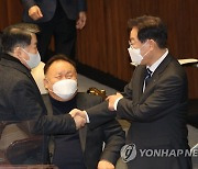 이상민 의원·김경협 의원과 인사하는 이재명 대표