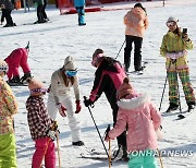 스키 배우는 외국 관광객들
