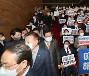 이상민 해임 건의안 처리 규탄하는 국민의힘 의원들과 표결 마친 민주당 의원들