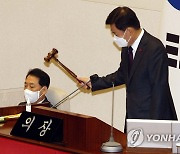 본회의 개의 알리는 김진표 국회의장
