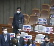 이상민 해임 건의안 투표하는 민주당 의원들