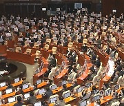 의정보고서 지연·비상대기…예산처리 난항에 의원들 '발 동동'