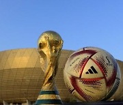 [월드컵] 4강·결승용 황금색 공인구 '알 힐름' 공개…친환경 소재