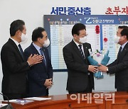 [포토]납품단가 연동제법 국회 통과, '꽃 전달하는 김기문 회장'