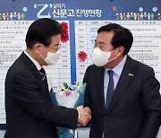 [포토]납품단가 연동제법 국회 통과, '악수하는 이재명-김기문'