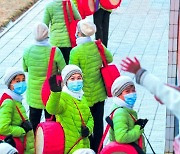 출근길 선동 나서는 북한 평천구역 여맹원들