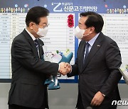 김기문 중기중앙회장과 손 맞잡는 이재명 민주당 대표