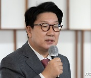 축사하는 권성동 의원