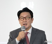 축사하는 권성동 의원