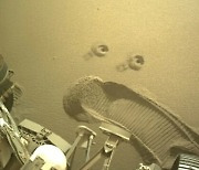 NASA 로버, 화성에 ‘소리치는' 얼굴 자국 남겼다 [여기는 화성]