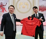 尹 “2026년 월드컵 총력 지원” … 대표팀 단체 사진 대통령실에 전시한다