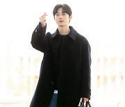 [포토] 황민현, '낮에도 별빛 같은 하트'