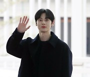 [포토]황민현, 멋진 공항 손인사