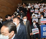 밀어붙인 李 해임안…  얼어붙는 성탄 정국