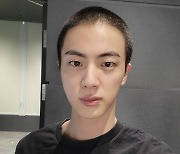 BTS 진, 짧게 깎은 머리 공개…“생각보단 귀여움”