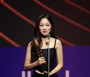 김혜윤, '불도저에 탄 소녀'로 올해 신인상 3관왕 달성