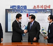 [헤럴드pic] 악수하는 이재명 더불어민주당 대표와 김기문 중소기업중앙회 회장