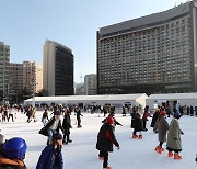 서울광장 스케이트장 3년만에 개장…입장료 1천원