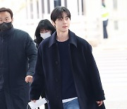 황민현, 공항을 런웨이로 만드는 마법 [SE★포토]