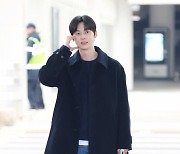 황민현, 심장 녹이는 볼 하트 [SE★포토]