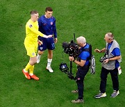 [월드컵] "존중 좀 해줘" 케인 감싼 픽포드 행동…英 매체도 극찬