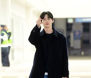 [T포토] 황민현 '훈훈한 손하트'